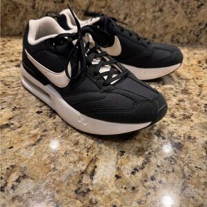 Nike Air Max Dawn black/summit white size 6 Y.